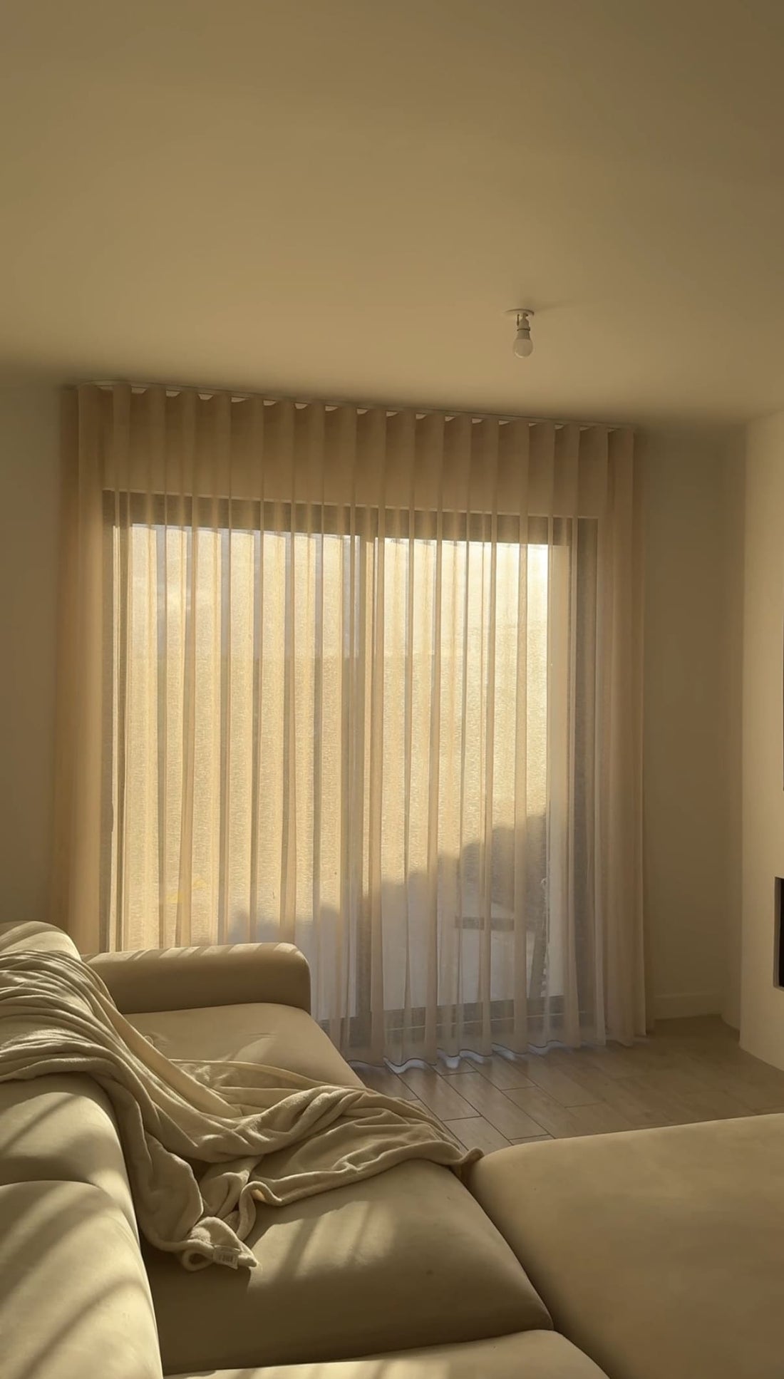 Rideaux sur mesure ou prêt-à-poser : quelle différence et lequel choisir ?